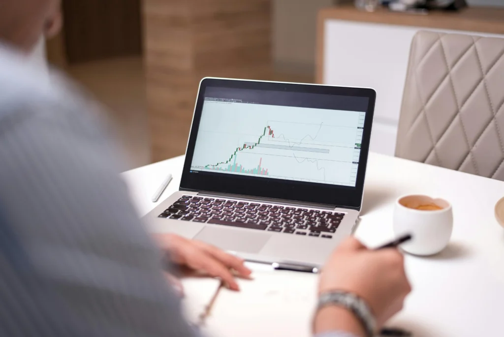 Malaysian professional learning crypto trading from home during 2026 oil crisis
